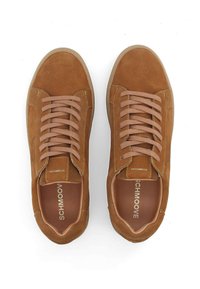 Baskets en daim marron avec un design épuré, dotées de lacets assortis, d'un bout arrondi et d'un logo simple sur la languette.