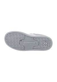 Weiße und graue Sneaker-Sohle mit einem strukturierten Gummi-Muster. Mit einem Logo in der Mitte und einem gemusterten Profil für Traktion.
