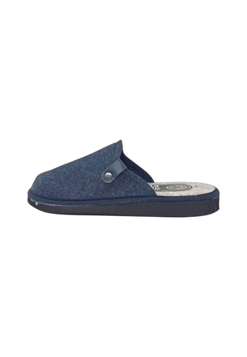 Pantofole slip-on in feltro blu navy con texture morbida, punta rotonda e suola in gomma. Presentano un bottone decorativo laterale per un dettaglio in più.