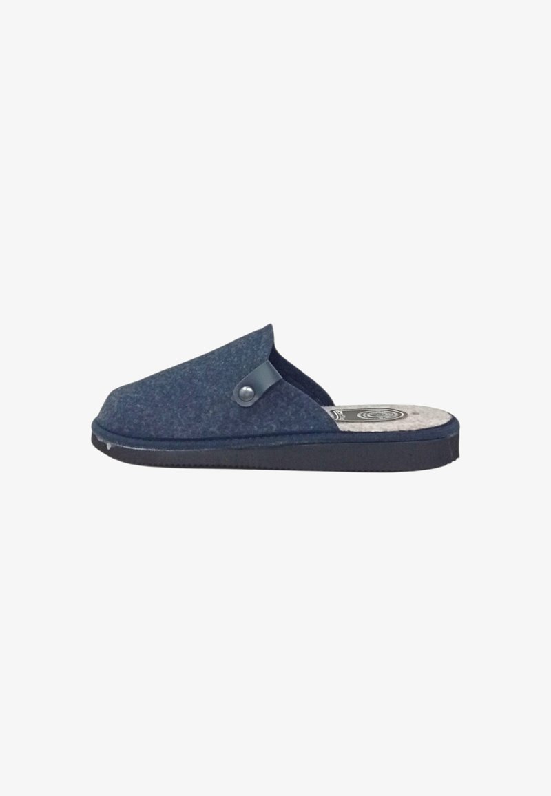 Pantofole slip-on in feltro blu navy con texture morbida, punta rotonda e suola in gomma. Presentano un bottone decorativo laterale per un dettaglio in più.
