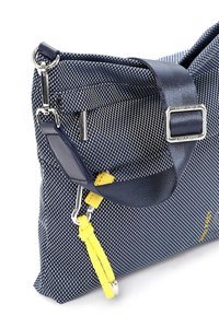 Borsa a spalla in tessuto testurizzato blu navy con chiusura a zip, accessori in argento e un manico accentato in pelle gialla. Inclusa tracolla regolabile.