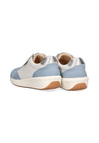Zapatillas de deporte azul claro y gris con una parte superior de malla texturizada, acentos plateados brillantes y una suela blanca. Cuenta con un interior acolchado para mayor comodidad.