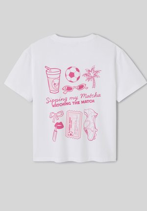 T-shirt blanc avec des illustrations roses représentant une boisson, un ballon de football, un palmier, des lunettes de soleil, du rouge à lèvres, un nœud, un billet de match et un crampon de football avec un texte sur le fait de regarder un match.