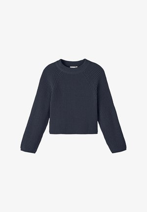 Maglione lavorato a maglia grosso di colore blu scuro con maniche lunghe e scollo rotondo, caratterizzato da una vestibilità corta e leggermente squadrata.