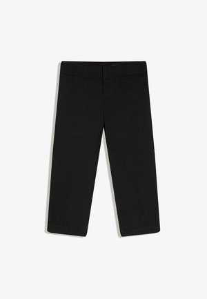 Čierne krátke nohavice s priamymi nohavicami, plochým pásom a opaskom, bez viditeľných vreciek, zobrazené na bielom pozadí.