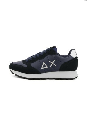 Baskets bleu marine et noires avec semelle blanche, symboles géométriques sur le côté, et languette blanche au talon avec le logo de la marque.