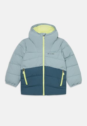 Veste rembourrée en bleu clair et teal foncé avec une capuche, comportant des accents jaunes, une fermeture éclair à l'avant et deux poches zippées.