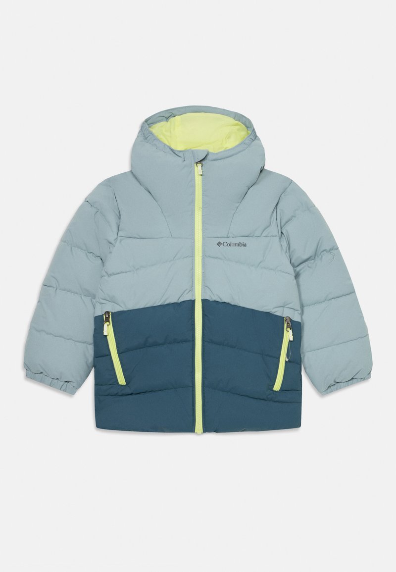 Pufinė striukė šviesiai mėlynos ir tamsiai mėlynos spalvų su kapišonu, su geltonais akcentais, priekiniais užtrauktukais ir dviem užtrauktukais uždaromomis kišenėmis.