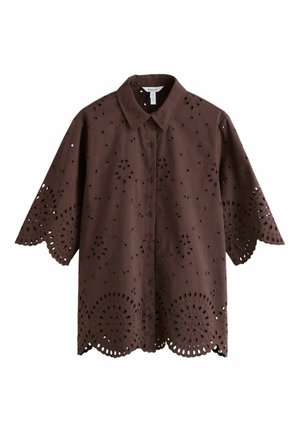Braunes kurzärmeliges Hemd mit Knöpfen, verziert mit augenlochförmigen Blumen-Ausschnitten sowie gewellten Saum- und Ärmelkanten.