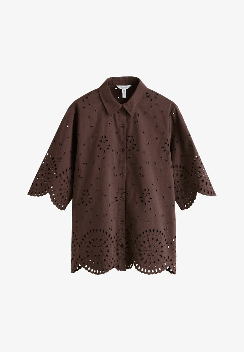 Chemise marron à manches courtes avec boutons, découpes florales en œillets et bords festonnés aux manches et à l'ourlet.