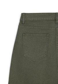 Khaki-grüne Denim-Hosen mit einem strukturierten Bund und einer einzelnen Gesäßtasche, die eine dezente, gestickte Umrandung aufweist.