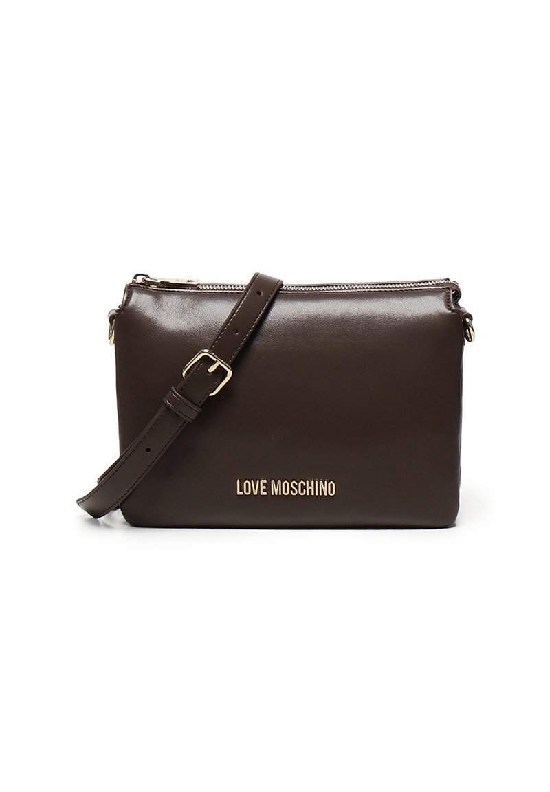Borsa a mano in pelle marrone con forma rettangolare, hardware dorato, tracolla regolabile, zip superiore e logo impresso "LOVE MOSCHINO" sul davanti.