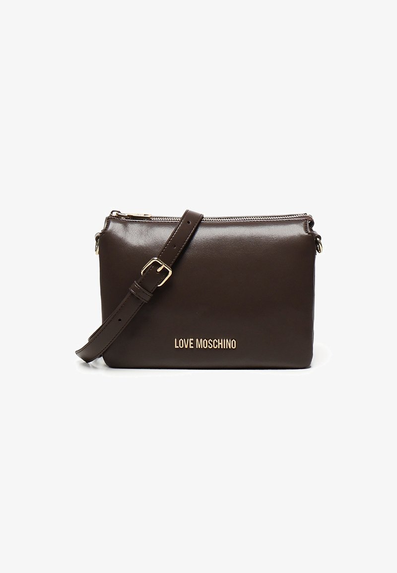 Sac à main en cuir marron de forme rectangulaire, avec des accessoires dorés, une bandoulière ajustable, une fermeture éclair sur le dessus et un logo en relief "LOVE MOSCHINO" à l'avant.