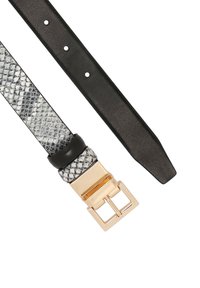 Centură din piele neagră cu model texturat în piele de șarpe gri. Are o cataramă metalică aurie și o căptușeală netedă din piele neagră.