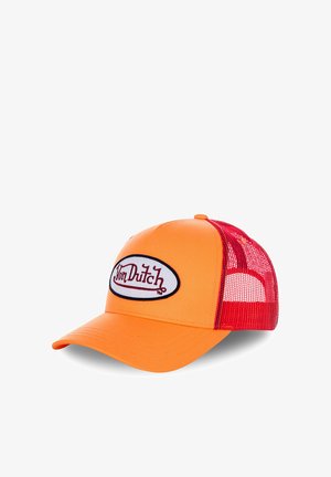 Casquette en polyester orange avec l'arrière en maille rouge, visière courbée et logo ovale blanc brodé en noir indiquant "Von Dutch."