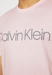 Calvin Klein FRONT LOGO - T-shirt estampada - pink