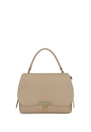 Sac à main en cuir beige avec fermeture à rabat et ferrures dorées. Dispose d'une poignée supérieure arrondie et de compartiments latéraux zippés. Texture lisse.