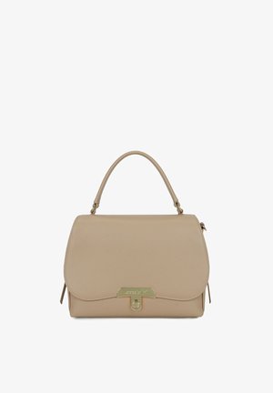 Borsa a mano in pelle beige con chiusura a patta e dettagli in oro. Presenta un manico superiore arrotondato e scomparti laterali con cerniera. Texture liscia.