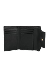 Zwarte leren portemonnee open, met meerdere kaartsleuven en een drukknopsluiting, op een witte achtergrond.