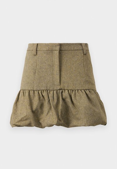 Gonna marrone con texture e orlo a balze svasato. Presenta una vita piatta, passanti per la cintura e tasche laterali.