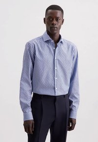 Camicia con bottoni caratterizzata da righe verticali blu navy e bianche, in cotone, con colletto classico, maniche lunghe e polsini abbottonati.