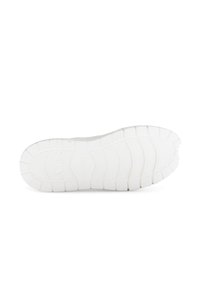 Weiße Sneaker-Sohle mit einer strukturierten Gummioberfläche, die über gewölbte und horizontale Rillen für Traktion sowie eine leicht erhöhte Kante verfügt.