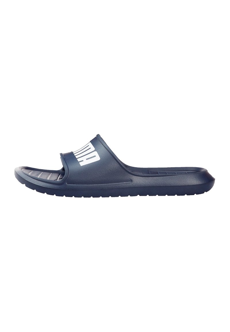 Tongs en bleu marine avec un semelle texturée et une large sangle arborant un logo blanc bien visible. Fabriquées en matériau plastique durable.