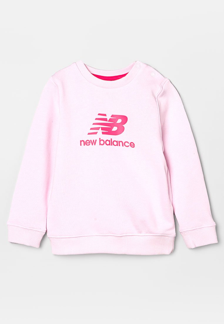 Sweatshirt rose clair en tissu mélange de coton avec des poignets et un ourlet côtelés. Présente un logo « new balance » rose audacieux sur le devant.