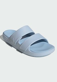 Sandali con suola a scivolo azzurri chiaro con due larghe fasce, texture liscia, soletta imbottita e forma sagomata per il comfort.