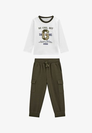 Camisa blanca de manga larga con acentos verdes y texto; combinada con pantalones cargo verde oliva que cuentan con bolsillos laterales y cintura elástica.