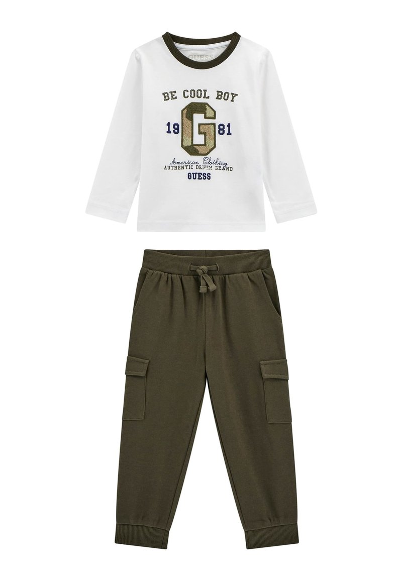 Chemise blanche à manches longues avec des accents verts et du texte ; associée à un pantalon cargo vert olive doté de poches latérales et d'une taille élastique.