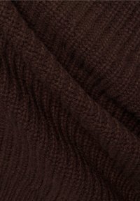 Ruskea neulottu kangas, jossa on teksturoitu, railoinen kuvio, esittelee syvää suklaan sävyä ja pehmeitä, pörröisiä kuituja.