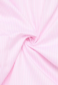 Tessuto rosa chiaro con sottili strisce bianche, dalla consistenza liscia e un motivo intrecciato, disposto in una formazione a spirale.