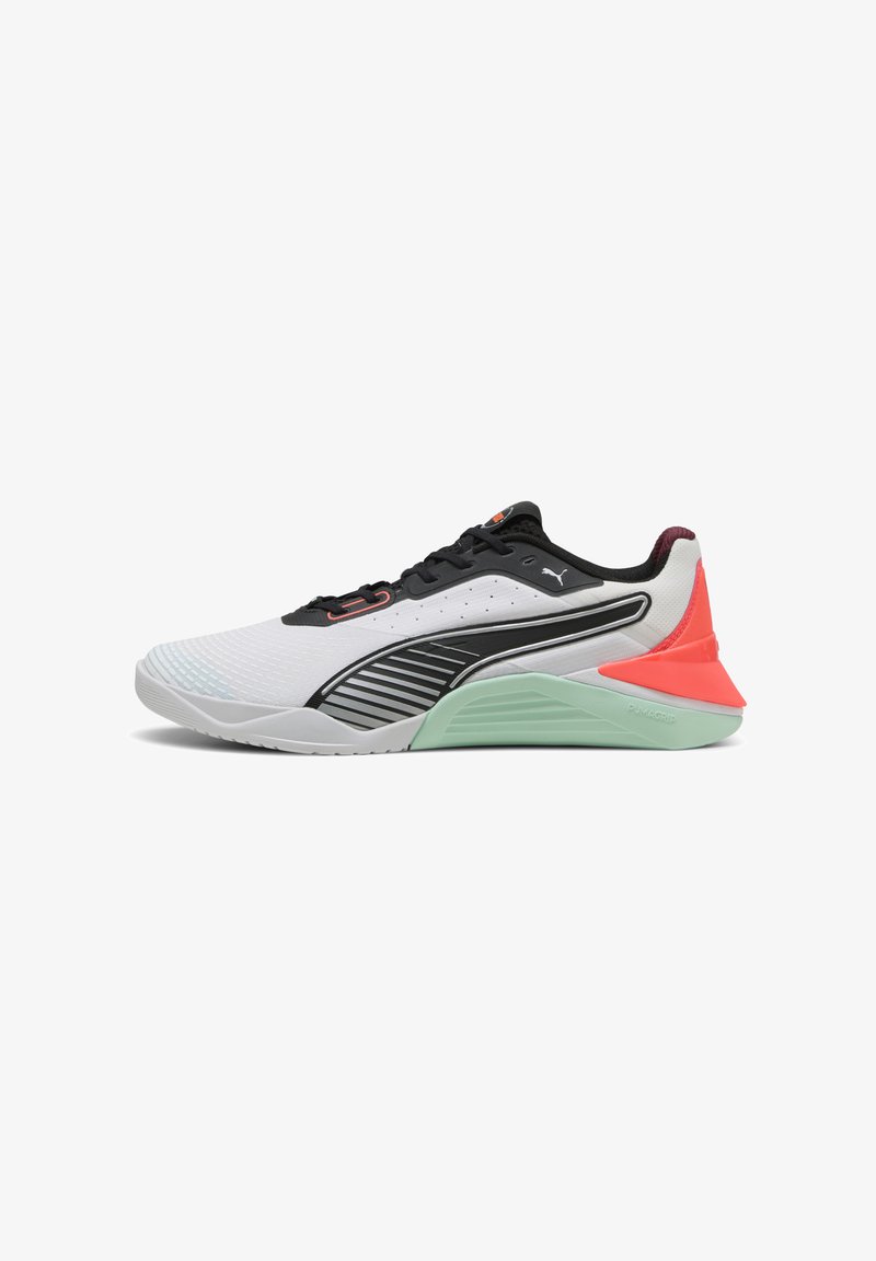 Shoe desportivo branco com detalhes em preto, parte superior em malha texturizada, sola verde menta e detalhe do calcanhar em coral. Apresenta finas riscas pretas ao longo do lado.
