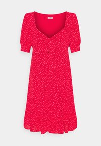 Czerwona sukienka w kropki z kwadratowym dekoltem, krótkimi bufkami, guzikami z przodu i rozkloszowanym dołem. Wykonana z lekkiego materiału.