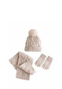 Strickmütze mit Bommel, passender Kabelstrickschal und Handschuhen, alles in hellbeige; mit gerippten Kanten und strukturierten Mustern.