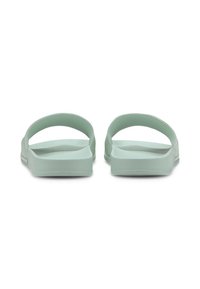 Sandales vertes à enfiler avec un dos ouvert arrondi, au design minimaliste, texture douce et brides supérieures confortables. Matériau léger ; style décontracté.