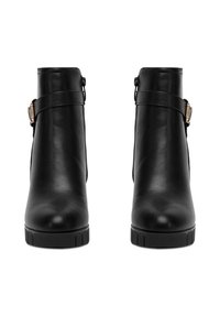 Czarne skórzane botki za kostkę o gładkiej fakturze, z akcentem w postaci bocznej klamry, gumową podeszwą i lekko zaokrąglonym noskiem.