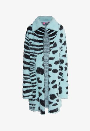 Bolyhos türkiz színű felsőruha fekete zebra és állatmintával, gallérral és nyitott elülső kialakítással. Puha tapintás jellemzi.