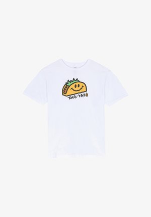 Witte katoenen t-shirt met een cartoon taco graphic met een glimlachend gezicht, groene sla en de tekst "Tues-Yay!" in het zwart onder het ontwerp.