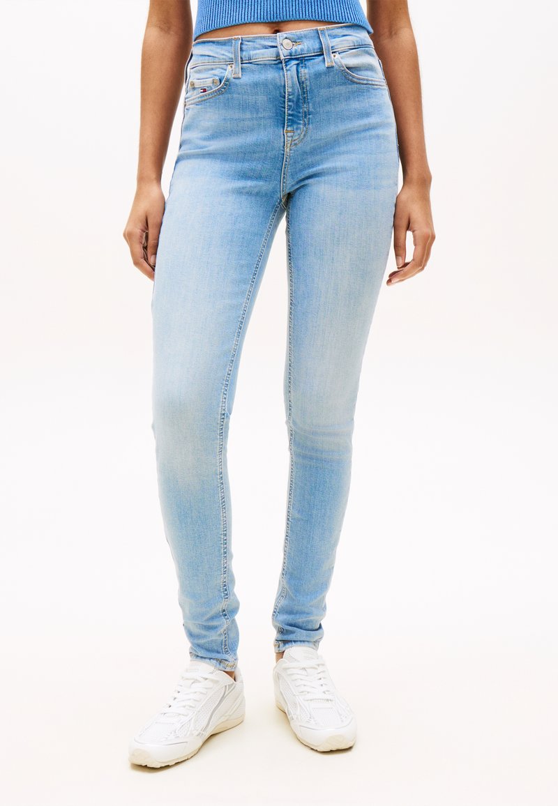 Tommy Jeans NORA FADED - Oprijete (skinny) kavbojke - denim light
