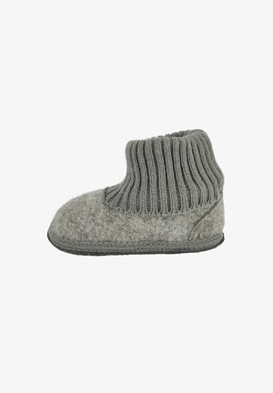 Grijze gevoerde slipper met een geribbelde gebreide rand, een ronde neus en een platte zool. Het materiaal is zacht, heeft een naadloos ontwerp en een gedempte textuur.