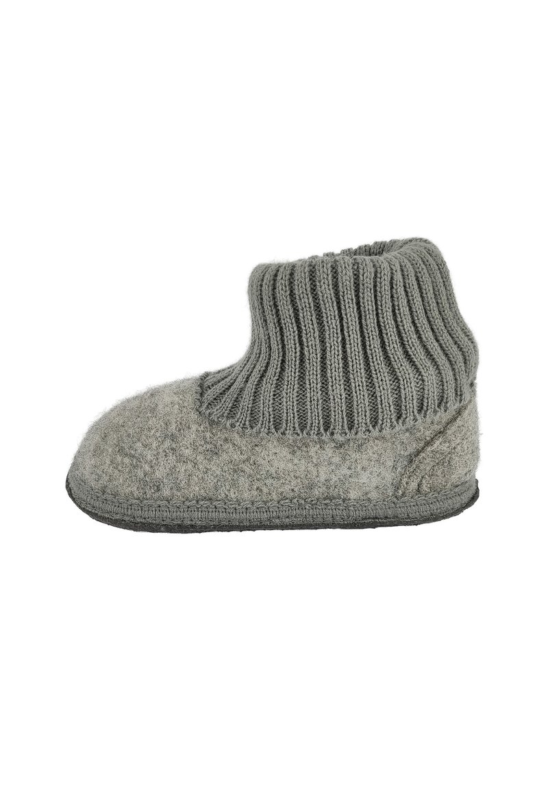 Grijze gevoerde slipper met een geribbelde gebreide rand, een ronde neus en een platte zool. Het materiaal is zacht, heeft een naadloos ontwerp en een gedempte textuur.