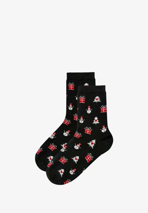 Calcetines negros con un patrón festivo de regalos rojos, muñecos de nieve y árboles de Navidad, diseñados con toques en blanco y rojo.