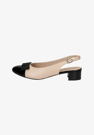 Scarpa slingback in pelle beige con punta in vernice nera e dettaglio a fiocco. Il tacco a blocco è alto circa 3 cm, offrendo stabilità e comfort.