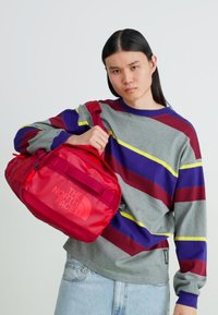 The North Face BASE CAMP VOYAGER DUFFEL 42L UNISEX - Holdall - beetroot/red
