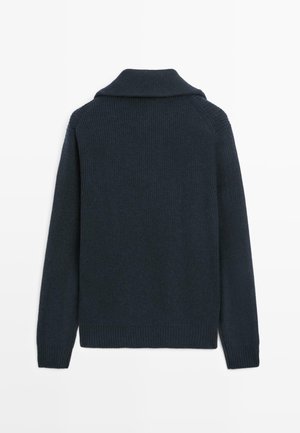 Donker marineblauwe gebreide trui met een brede kraag, geribbelde mouwen en onderrand, gemaakt van een textuurstof en met een relaxed fit. Achteraanzicht weergegeven.