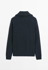 Mörkblå stickad tröja med bred krage, ribbade ärmslut och nederkant, med en strukturerad tyg och avslappnad passform. Bakvy visas.