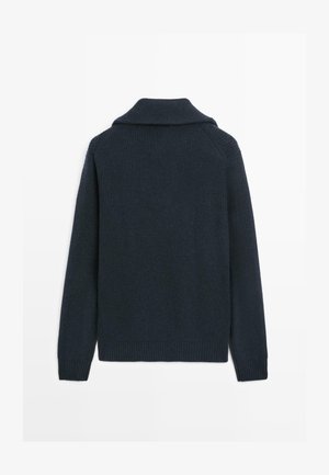 Maglione lavorato a maglia in un blu navy scuro, con un ampio colletto, polsi a coste e orlo, realizzato in tessuto testurizzato e dal fit rilassato. Vista posteriore mostrata.