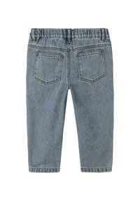 Pantalones de mezclilla de color azul claro con cinturilla. Cuenta con dos bolsillos traseros, diseño de pierna recta y dobladillos terminados.